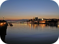 bratislava danube river evening bratislava donau am abend bratislava danubio di sera bratislava donau flode